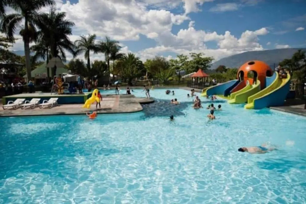 Villa Casangel Hogar Familiar En Sector Exclusivo Cerca Al Aeropuerto Local Frente Al Poblado Medellín